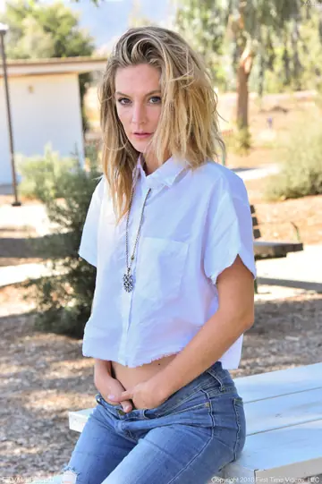 Mona Wales – Thick Blonde MILF Spreads Her Ass Outdoors in a Skirt