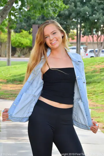 Mandy Summers – Tall Brunette Flashes Her Body in Yoga Pants at a Public Gym