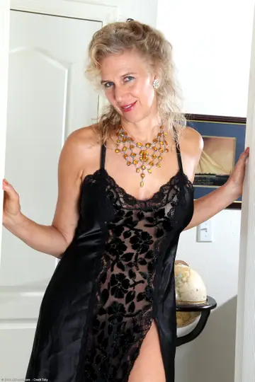 Cally Jo – Busty Blonde MILF Strips Off Her Skirt and Fingers Her Hairy Pussy