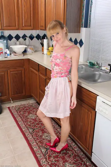 Mature Blonde PAWG Spreads Her Pussy in Heels