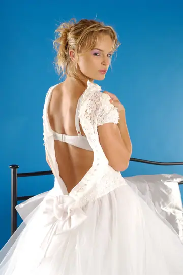 Renata Daninsky – Blonde PAWG Strips Off Her Wedding Dress and Spreads Her Pussy in Heels