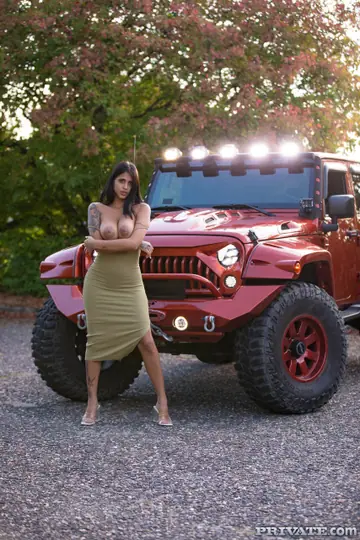 Yorgelis Carrillo – Tattooed Colombian PAWG Gets Naked in the Car