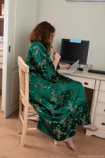 PAWG with Short Hair Spreads Her Hairy Pussy