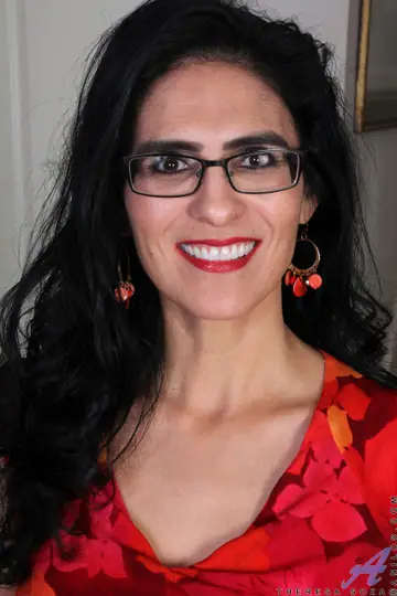 Theresa Soza – MILF in Glasses Spreads Her Shaved Pussy