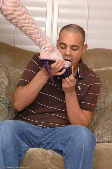 Darryl Hanah – Tall Blonde MILF in Fishnet Pantyhose Gets a Footjob and Cum on Her Feet