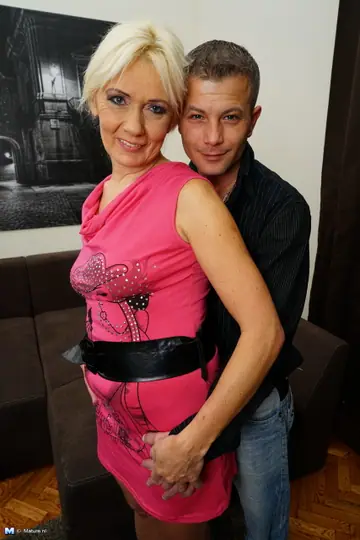 Katie Hood – Thick Blonde MILF Takes Anal Doggy Style and Gets Fingered