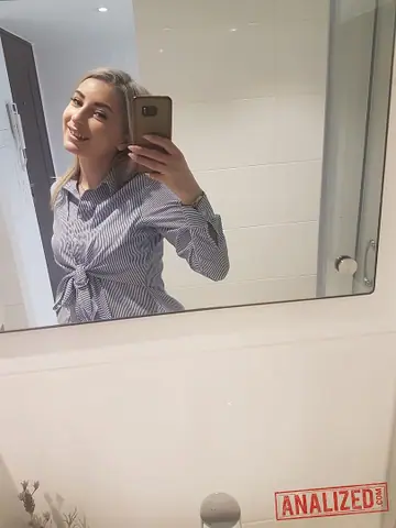 Petite Short-Haired Babe Strips Out of Her Lingerie for a Mirror Selfie