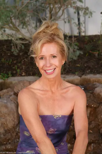 Marie Kelly – Petite Blonde MILF in Boots Strips and Spreads Outdoors