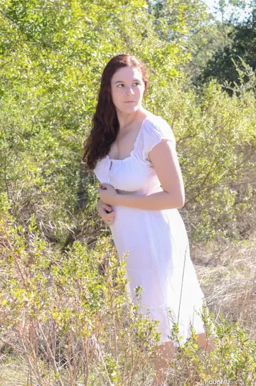 Eleanor Rose – Curvy Amateur Flashes Her Big Natural Tits and Hairy Pussy in the Forest