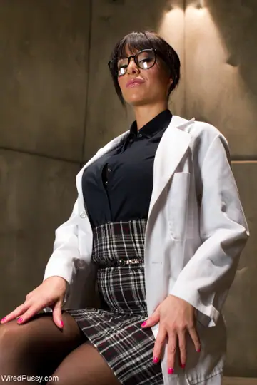 Gia DiMarco – Thick Brunette MILF with Big Tits Gets Bound in Glasses