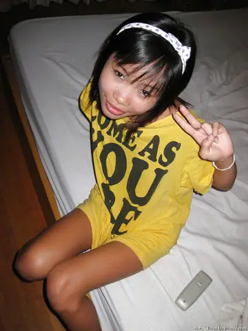 Thick Thai Woman Undresses and Spreads Her Ass Wide