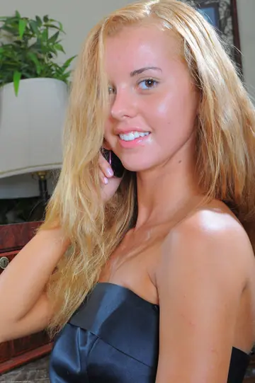 Jessie Rogers – Skinny Latina Blonde Spreads Her Pussy Up Close