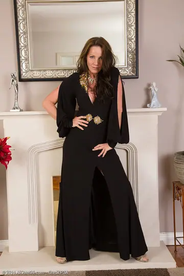 Marlyn Lindsay – Thick Mature Brunette in Pantyhose and Heels Spreads Her Pussy Wide