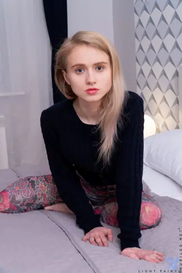 Light Fairy – Petite Blonde PAWG Puts Legs Behind Head and Spreads