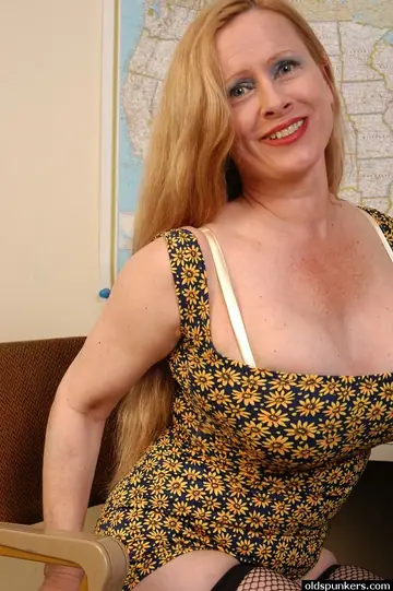 Mature Busty Secretary Spreads Her Hairy Pussy at the Office
