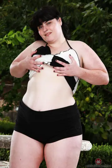 Cece Lachey – Brunette BBW Strips Nude and Pisses Outdoors