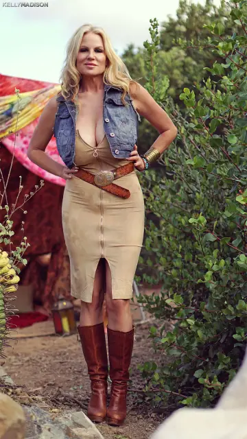 Kelly Madison – Curvy Blonde MILF Reveals Her Big Natural Tits Outdoors in a Skirt