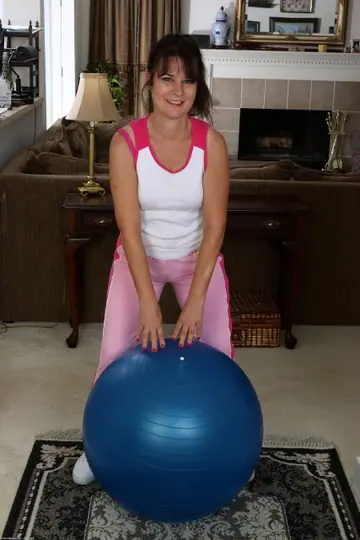 Sherry Lee – Tattooed Curvy MILF Strips Off Her Yoga Pants and Spreads in the Gym