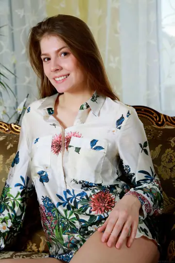 Lauren Swift – Tall Russian Brunette with a Big Ass Spreads Her Pussy