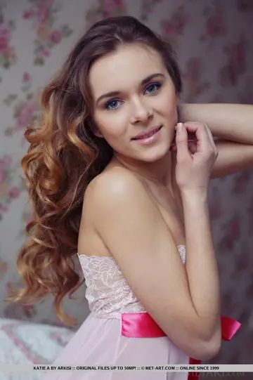 Karissa Diamond – Slim European Brunette in Lingerie Spreads Wide and Shows Her Feet