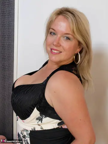 Sindy Bust – Thick British MILF Lifts Her Skirt to Finger Her Pussy