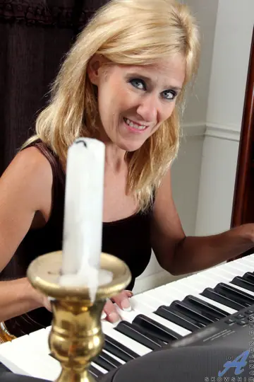 Skowshi – Mature Blonde PAWG Bares All and Fingers Her Pussy at the Piano