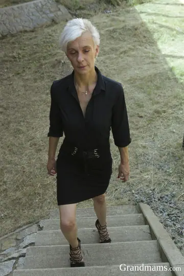 Belinda Bee – Petite Czech MILF Fucks Outdoors in Her Panties