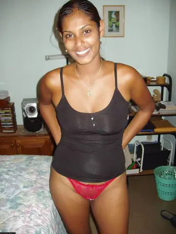 Indian Babe Pulls Down Her Jeans and Flashes Her Big Tits at the Beach