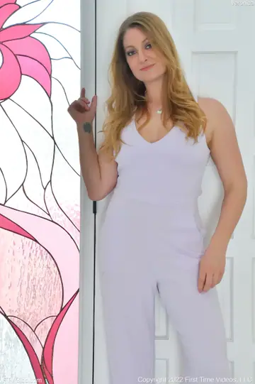 Veronica Weston – Busty Blonde Masturbates Her Shaved Pussy with a Dildo