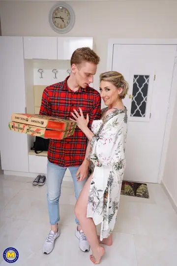 Julie Holly – Blonde European MILF Takes Anal from Pizza Delivery Guy and Swallows