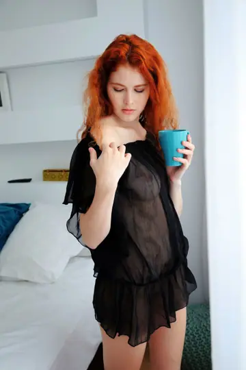 Heidi Romanova – Thick Redhead in Lingerie and Skirt Masturbates Her Shaved Pussy