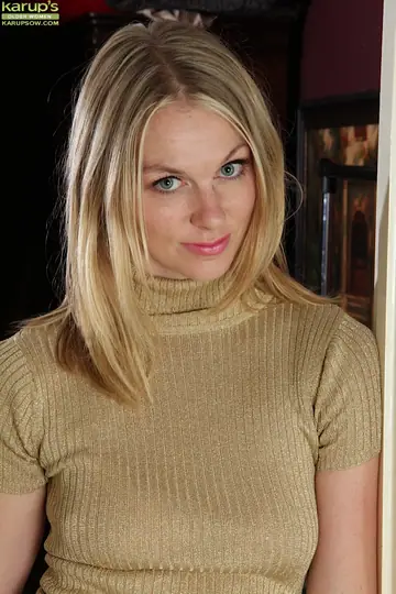 Lara Elaine – Tall Blonde MILF Strips Off Her Lingerie and Spreads