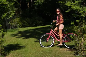 Freya Von Doom – Slim Tattooed Brunette Flashes Her Shaved Pussy Outdoors in Shorts