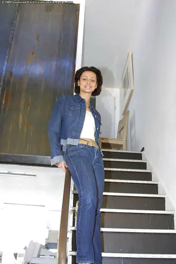 Cameron Cruise – Busty Brunette in Jeans Spreads Her Pussy