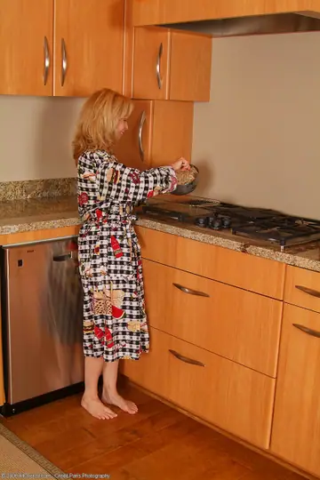 Marie Kelly – Slim Blonde MILF in Lingerie Spreads Her Thick Ass in the Kitchen