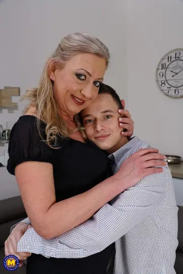 Elizabeth Bee – Mature Blonde in Panties Gets Fucked and Takes Cum in the Kitchen