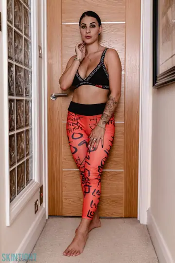 Roxy Mendez – British Brunette Strips Out of Her Yoga Pants and Spreads Her Ass
