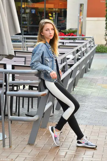 Macy Meadows – Blonde Flashes Her Big Natural Tits in Yoga Pants Outdoors