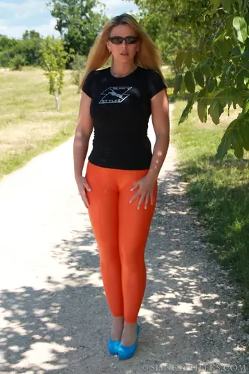 Desy – Curvy German MILF in Orange Yoga Pants and Pantyhose Shows Her Ass Outdoors