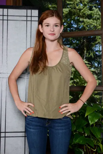 Lara Brookes – Redhead in Jeans Pulls Them Aside to Spread Her Hairy Pussy