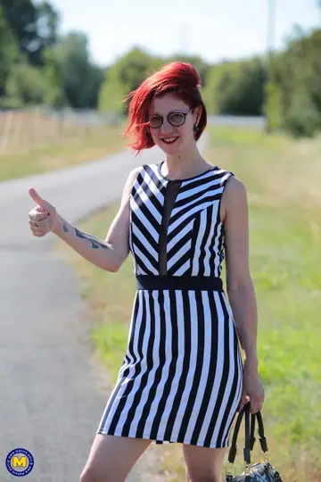 Flora Milano – Redhead MILF in Heels Has Outdoor Anal Threesome