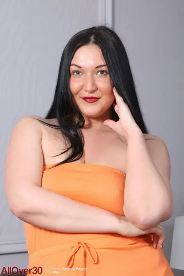 Vanessa Vaughn – Tall Asian MILF with Big Natural Tits Fingers Her Pussy