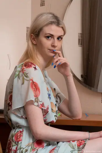 Linda Maers – Russian Blonde Fingers Her Hairy Pussy