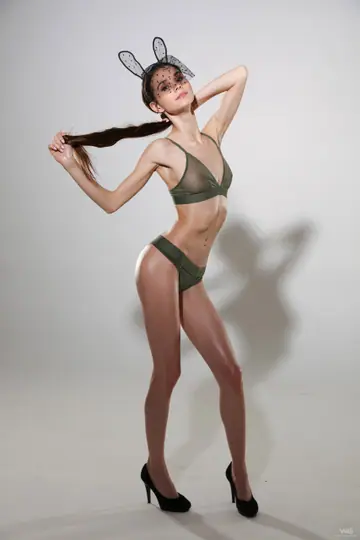 Leona Mia – Tall Russian Brunette in Panties and Heels Poses Nude