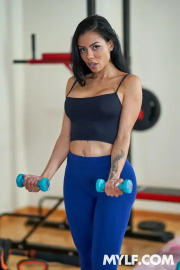 Canela Skin – Curvy Colombian MILF Sucks Cock in the Gym