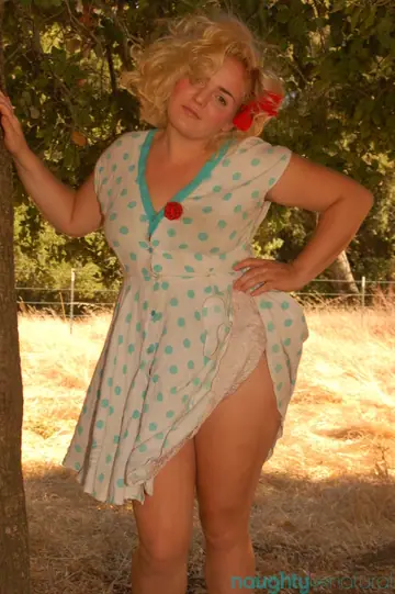 Poppy Cox – Blonde BBW Lifts Her Dress and Vibrates Hairy Pussy Outdoors