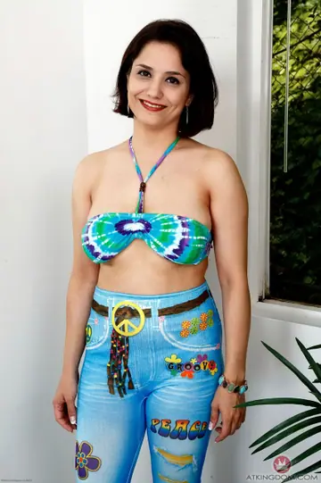 Jessica Pink – Mature Short-Haired Brunette in a Bikini Reveals Her Big Tits and Spreads