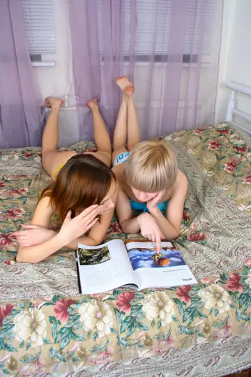 Amy Days – Blonde and Short-Haired Redhead Lesbians Kiss and Finger on the Bed