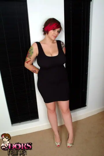 Dors Feline – Curvy Brunette MILF Drops Her Dress and Spreads Her Shaved Pussy