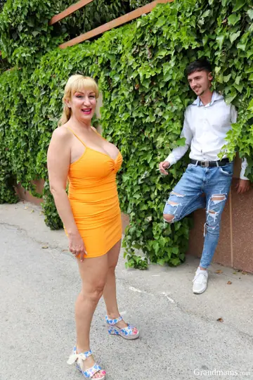 Victoria Cruz – Curvy Spanish MILF Poses Nude and Sucks Cock Outdoors